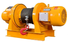 建筑工地塔吊上安裝使用卷揚機